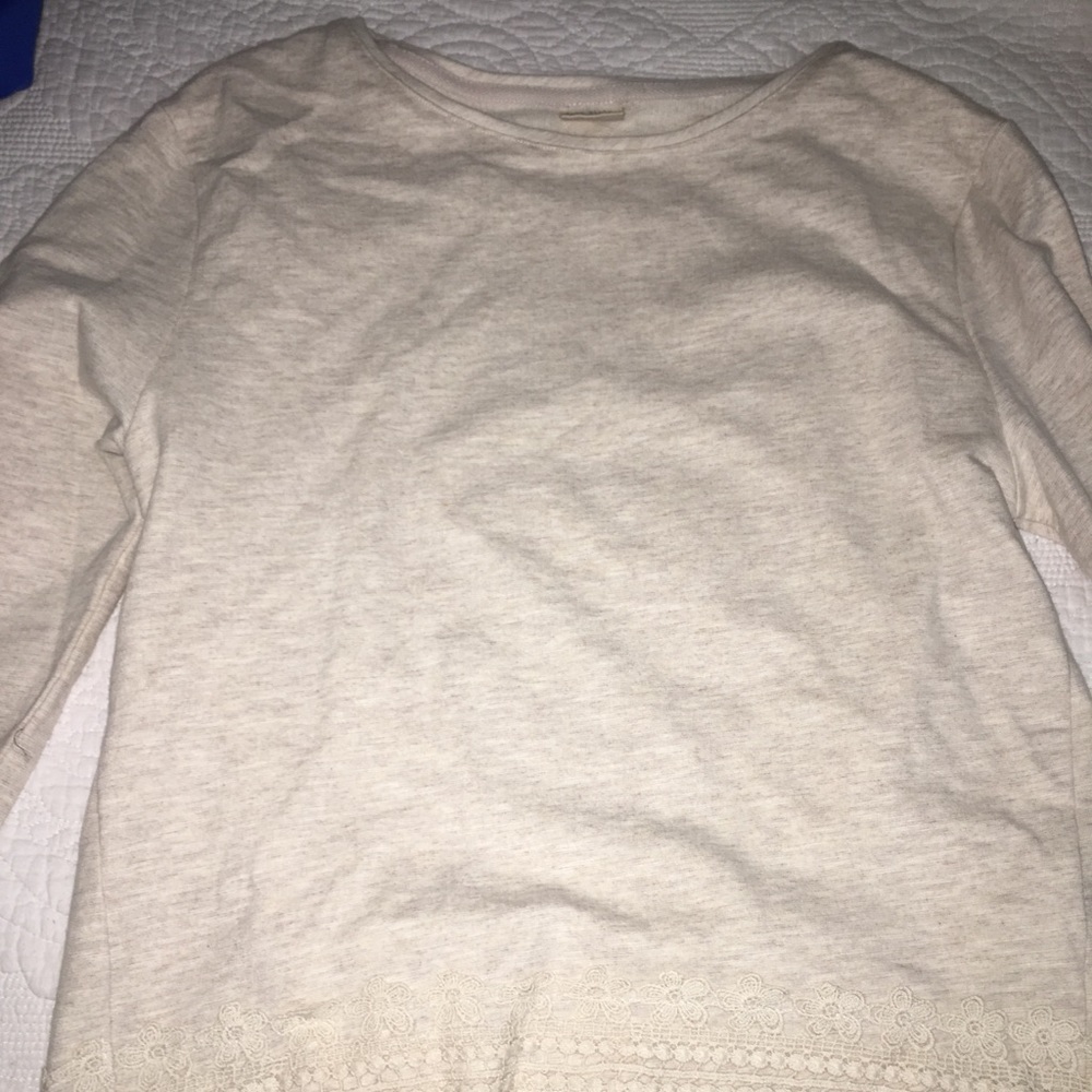 Long sleeve shirt with lace detailing at the ends